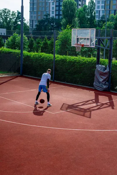 Uzun Boylu Basketbol Oyuncusu Parktaki Basketbol Sahasında Top Sürme Yeteneğini — Stok fotoğraf