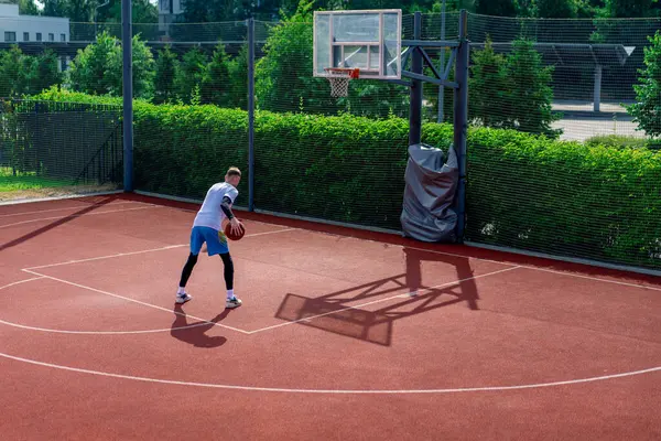 Tall Guy Basketball Player Ball Shows His Dribbling Skills Practice — Stock Photo, Image