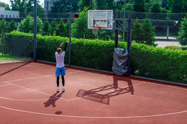 Lange Man Basketbalspeler Gooit Een Bal Een Basketbalring Een Basketbalveld — Stockfoto