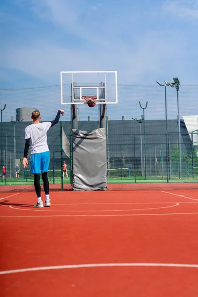 Tall Guy Basketball Player Throws Ball Basketball Hoop Basketball Court — Stock Photo, Image