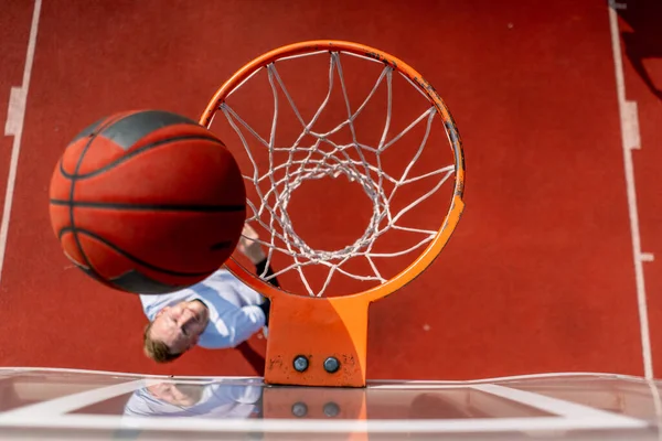 Detailní Záběr Basketbalového Ringu Kterého Vysoký Hráč Basketbalu Hodí Míč — Stock fotografie