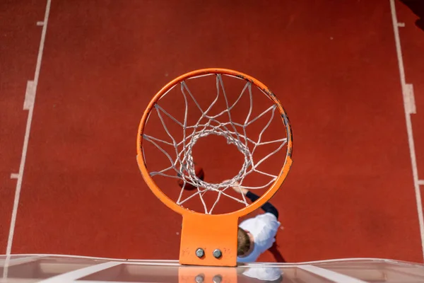 Крупним Планом Баскетбольне Кільце Яке Високий Хлопець Баскетболіст Кидає Знизу — стокове фото