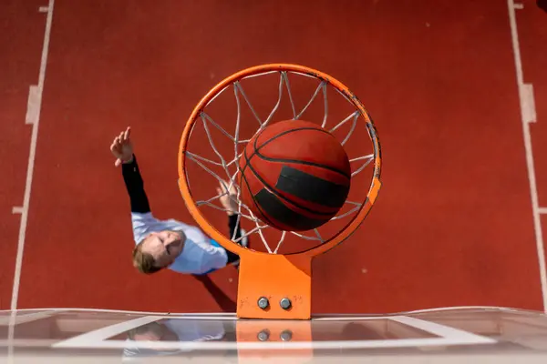 Close Basketball Ring Which Tall Guy Basketball Player Throws Ball — Stock Photo, Image
