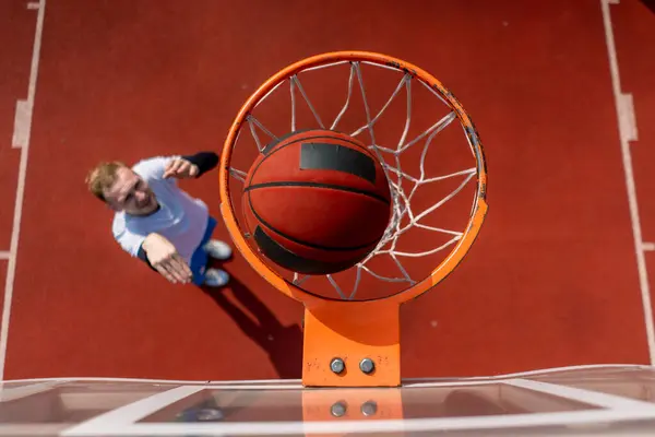Крупный План Баскетбольного Ринга Который Высокий Парень Баскетболист Бросает Мяч — стоковое фото