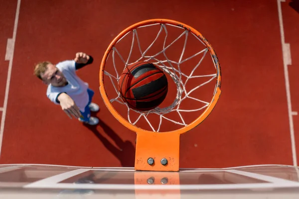 篮球圈的特写 其中一个高个子篮球运动员把球从下往下扔 这个概念来源于对篮球运动的欣赏 — 图库照片