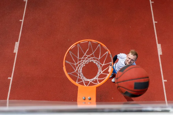 篮球圈的特写 其中一个高个子篮球运动员把球从下往下扔 这个概念来源于对篮球运动的欣赏 — 图库照片