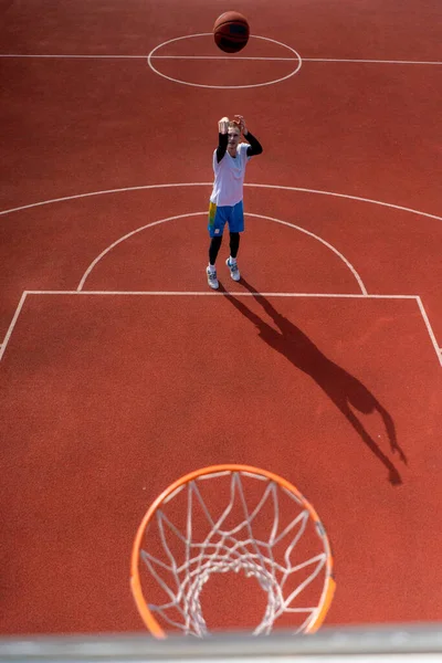 Close Basketball Ring Which Tall Guy Basketball Player Throws Ball — Stock Photo, Image
