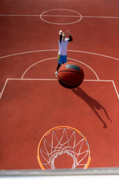 篮球圈的特写 其中一个高个子篮球运动员把球丢进了篮圈里欣赏篮球运动的概念 — 图库照片