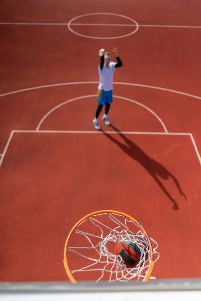 Κοντινό Πλάνο Του Μπάσκετ Στο Οποίο Ένας Ψηλός Μπασκετμπολίστας Ρίχνει — Φωτογραφία Αρχείου