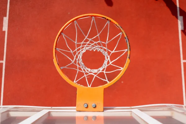 バスケットボールのゲームの愛のコンセプトでバスケットボールコートリングのクローズアップ — ストック写真