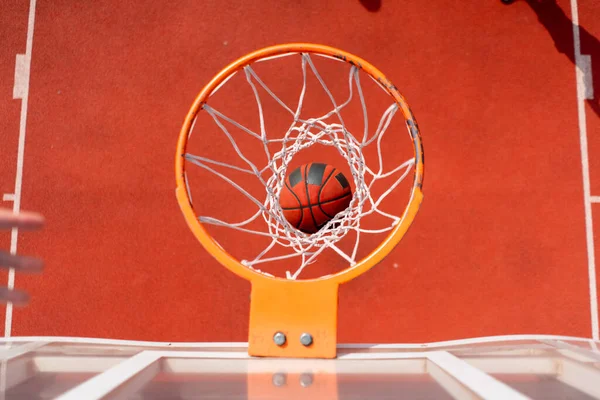篮球圈的特写 其中一个高个子篮球运动员把球丢进了篮圈里欣赏篮球运动的概念 — 图库照片