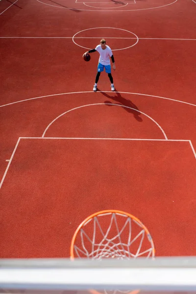 背の高いバスケットボール選手がボールを投げるバスケットボールリングのクローズアップ バスケットボールのゲームを賞賛するという概念 — ストック写真