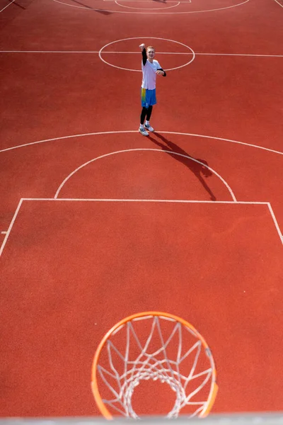 Basketbol Ringine Yakın Çekimde Uzun Boylu Bir Basketbolcu Topu Fırlattı — Stok fotoğraf