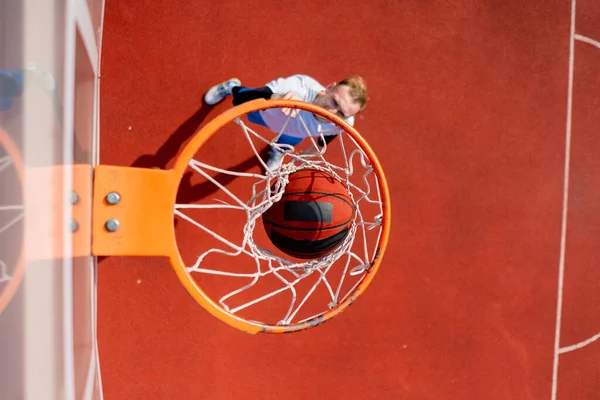 Κοντινό Πλάνο Του Μπάσκετ Δαχτυλίδι Στο Οποίο Ένας Ψηλός Παίκτης — Φωτογραφία Αρχείου