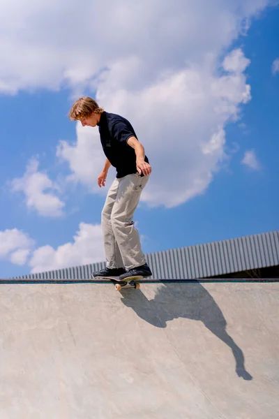 Jovem Patinador Faz Uma Acrobacia Borda Skate Contra Pano Fundo — Fotografia de Stock