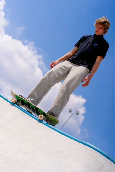 Young Guy Skater Stands Edge Skate Pool Backdrop Sky Clouds — Stock Photo, Image