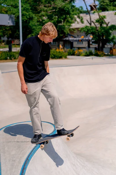 Jovem Patinador Fica Beira Uma Piscina Skate Contra Pano Fundo — Fotografia de Stock