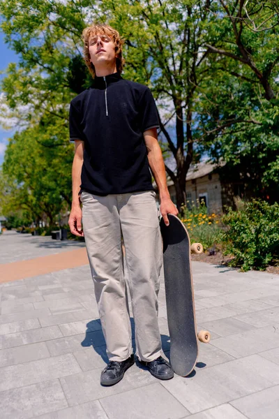 Porträt Eines Jungen Ernsthaften Skater Typen Mit Langen Haaren Der — Stockfoto