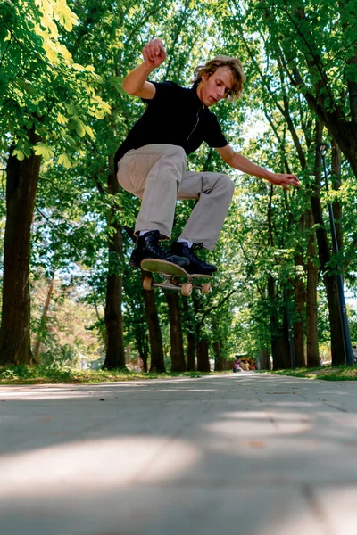 Close Menino Fazendo Truque Skate Caminho Parque Cidade Contra Fundo — Fotografia de Stock