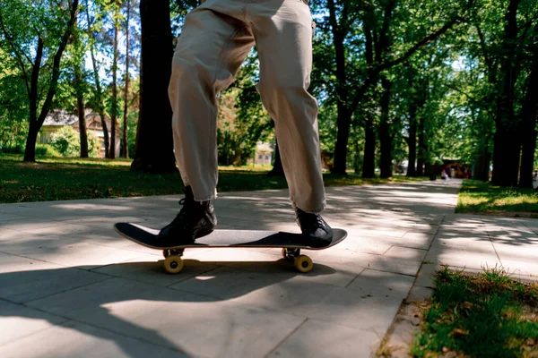 Jovem Skatista Cara Monta Skate Caminho Parque Cidade Contra Fundo — Fotografia de Stock