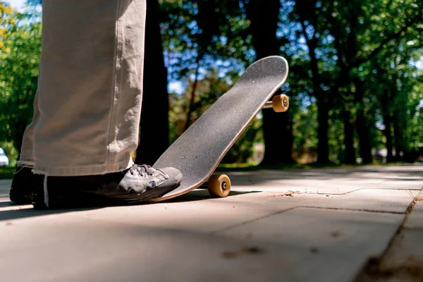 Jonge Man Skater Rijdt Skateboard Het Pad Van Het Stadspark — Stockfoto