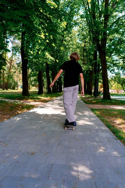 Giovane Pattinatore Cavalca Skateboard Sul Sentiero Del Parco Della Città — Foto Stock