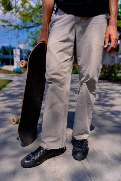 Detailní Záběr Nohy Skateboardista Džínách Skateboard Držení Mladého Chlapa Městském — Stock fotografie