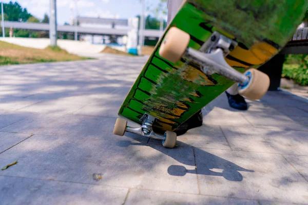 Primer Plano Niño Haciendo Truco Skate Camino Del Parque Ciudad — Foto de Stock