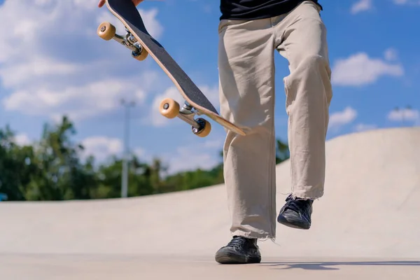 Close Een Jonge Skateboarder Gooit Een Skateboard Met Zijn Handen — Stockfoto
