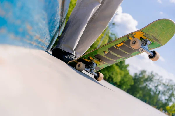 Nahaufnahme Der Beine Eines Skateboarders Mit Einem Skateboard Beim Ausruhen — Stockfoto