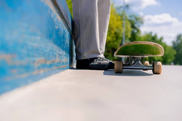 Close Skateboarder Legs Skateboard While Resting Tricks City Skatepark — Stock Photo, Image