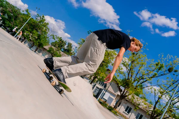 Joven Skateboarder Skateboarding Alrededor Ciudad Skatepark Junto Las Figuras Acrobacias — Foto de Stock