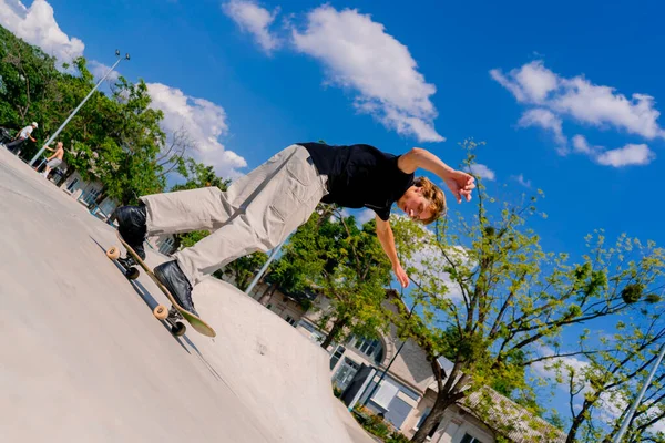 Junger Mann Skateboarder Skateboarding Durch Die Stadt Skatepark Neben Den — Stockfoto
