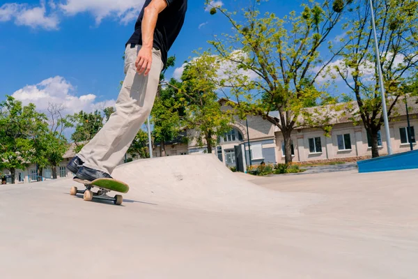 Jeune Homme Skateboarder Skateboard Autour Ville Skatepark Côté Des Chiffres — Photo