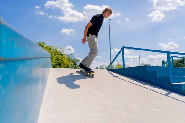 Νεαρός Skateboarder Skateboarding Γύρω Από Την Πόλη Skatepark Δίπλα Στα — Φωτογραφία Αρχείου