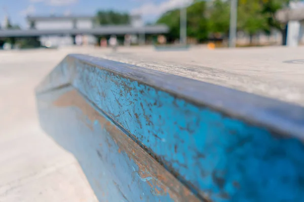 在这个城市的滑板公园里的手扶手的特写 肾上腺素的渴望和对滑板的热爱 — 图库照片