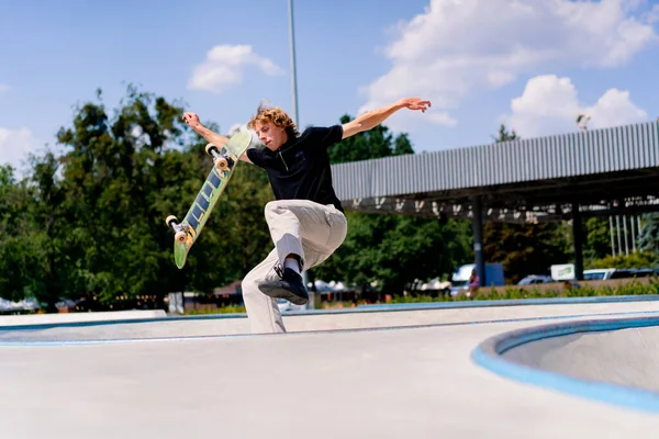 Young Boy Skater Falls While Performing Stunt Edge Skatepool Sky — Stock Photo, Image