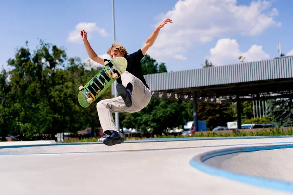 Young Boy Skater Falls While Performing Stunt Edge Skatepool Sky — Stock Photo, Image