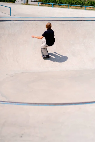 Junger Skateboarder Mit Langen Haaren Skateboardet Und Macht Tricks Skatepark — Stockfoto