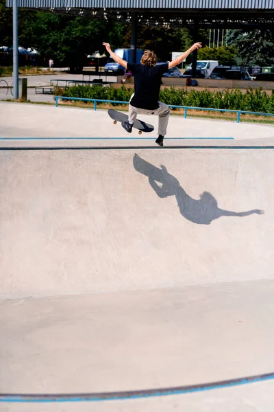 Joven Patinador Hace Truco Borde Una Piscina Skate Contra Telón — Foto de Stock