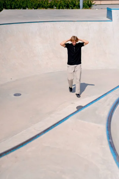 Ein Junger Mann Mit Langen Haaren Skateboardet Und Ärgert Sich — Stockfoto