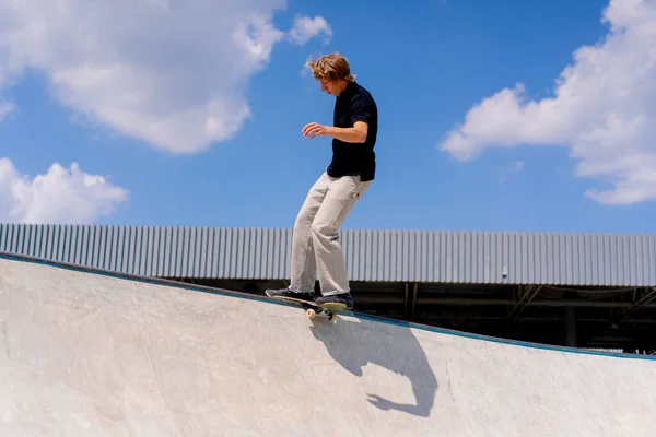 Young Guy Skater Does Stunt Edge Skatepool Backdrop Sky Clouds — Stock Photo, Image