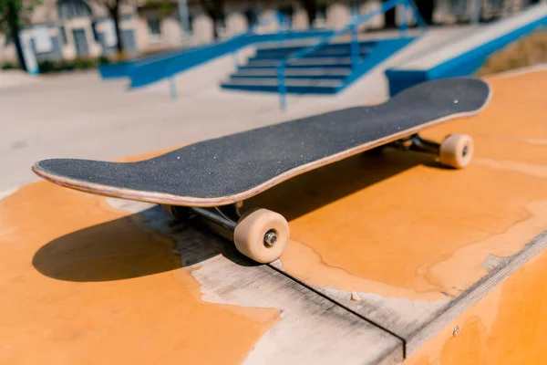 スケートパークのベンチに立っているスケートボードのクローズアップ アドレナリン彫刻とスケートボードへの愛の概念 — ストック写真