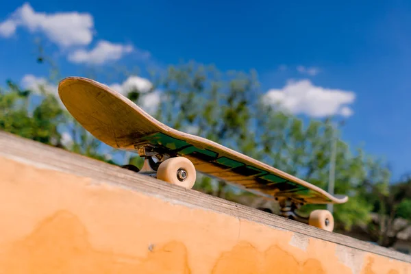Een Close Van Een Skateboard Dat Een Bankje Staat Het — Stockfoto