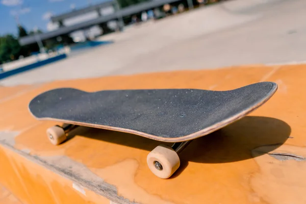 Die Nahaufnahme Eines Skateboards Das Auf Einer Bank Städtischen Skatepark — Stockfoto