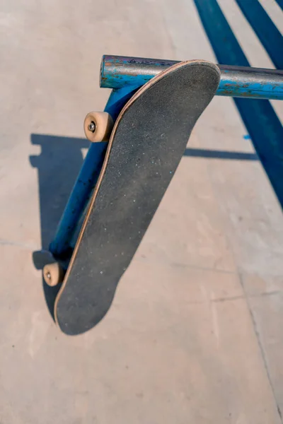 Detailní Záběr Skateboard Rotující Při Opírání Zábradlí Městě Skatepark Koncept — Stock fotografie
