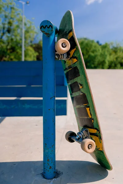 Close Skateboard Rotating While Leaning Hand Rails City Skatepark Concept — Stock Photo, Image
