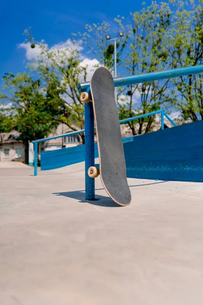 Primer Plano Monopatín Girando Mientras Apoya Rieles Mano Parque Skate — Foto de Stock