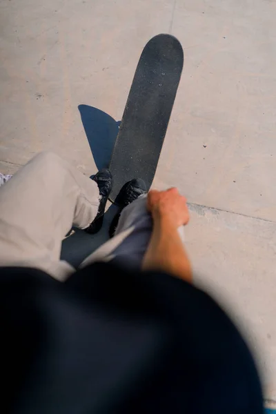 Nahaufnahme Eines Skateboards Das Fuß Eines Jungen Skateboarders Städtischen Skatepark — Stockfoto