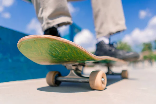 Close Van Benen Van Een Skateboarder Met Een Skateboard Terwijl — Stockfoto